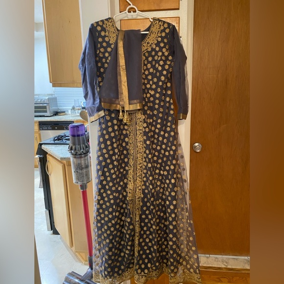 Long sleeve women’s shalwar kameez - Picture 1 of 8